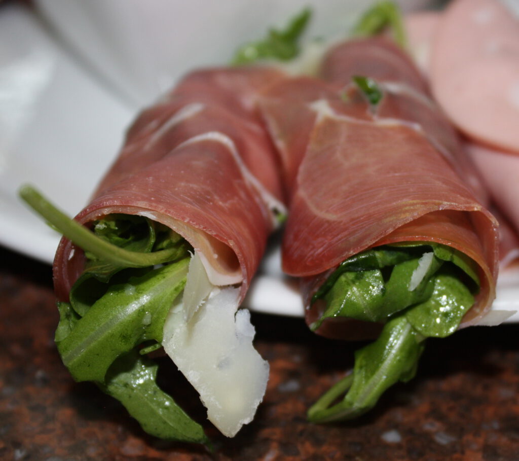 Rolletje van Parmaham met rucola en kaas; recept; recepten; hapje; tapas; Italiaans; Parmezaanse kaas