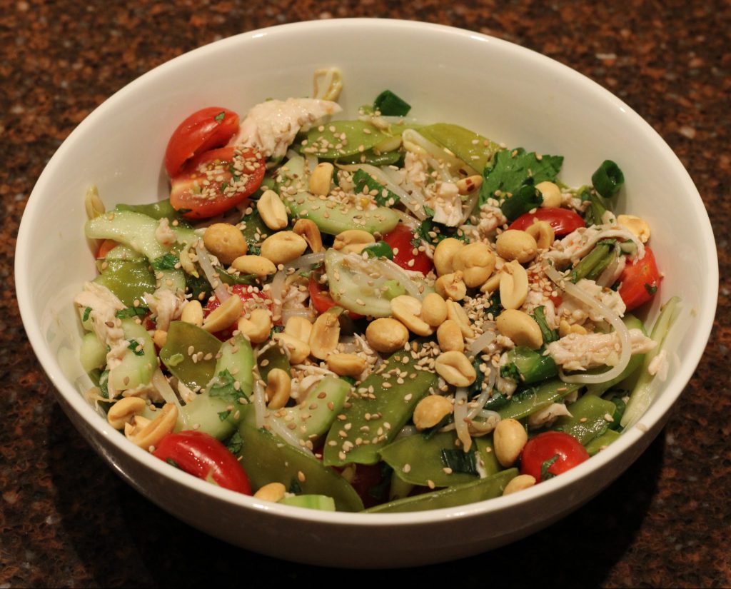 Vietnamese maaltijdsalade met kip en peultjes; recept; recepten; hoofdgerecht; hoofdgerechten; maaltijdsalade; salade; vietnamees; oosters; kip; kipfilet; peultjes; komkommer; kerstomaten; pinda; taugé; sesamzaad