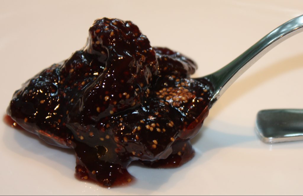 Chutney van verse vijgen en rode wijn; recept; recepten; chutney; jam; vijg; vijgen; verse vijgen; wijn; rode wijn; kaas; kaasplankje; zoet;