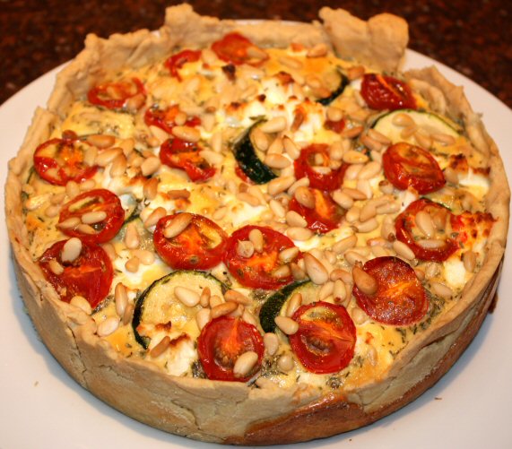 recept; recepten; hoofdgerecht; hoofdgerechten; hartige taart; quiche; mediterraan; courgette; kerstomaat; kerstomaatjes; tomaat; tomaten; geitenkaas; pijnboompitten; oven; ovenschotel;