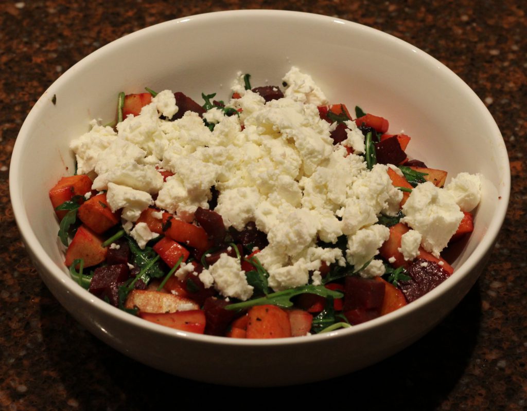 Warme maaltijdsalade met geroosterde groenten en geitenkaas; recept; recepten; hoofdgerecht; hoofdgerechten; maaltijdsalade; salade; rucola; zoete aardappel; wortel; pastinaak; geitenkaas