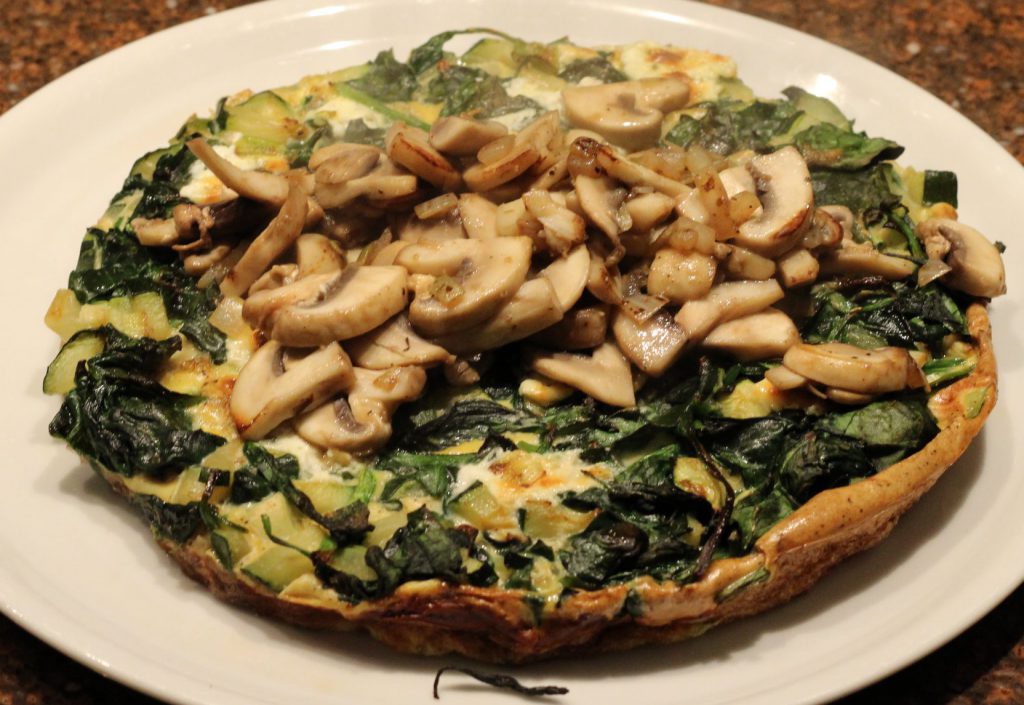 Frittata uit de oven met spinazie en courgette; recept; recepten; hoofdgerecht; hoofdgerechten; italiaans; frittata; ovenschotel; oven; ei; eieren; spinazie; courgette; champignons