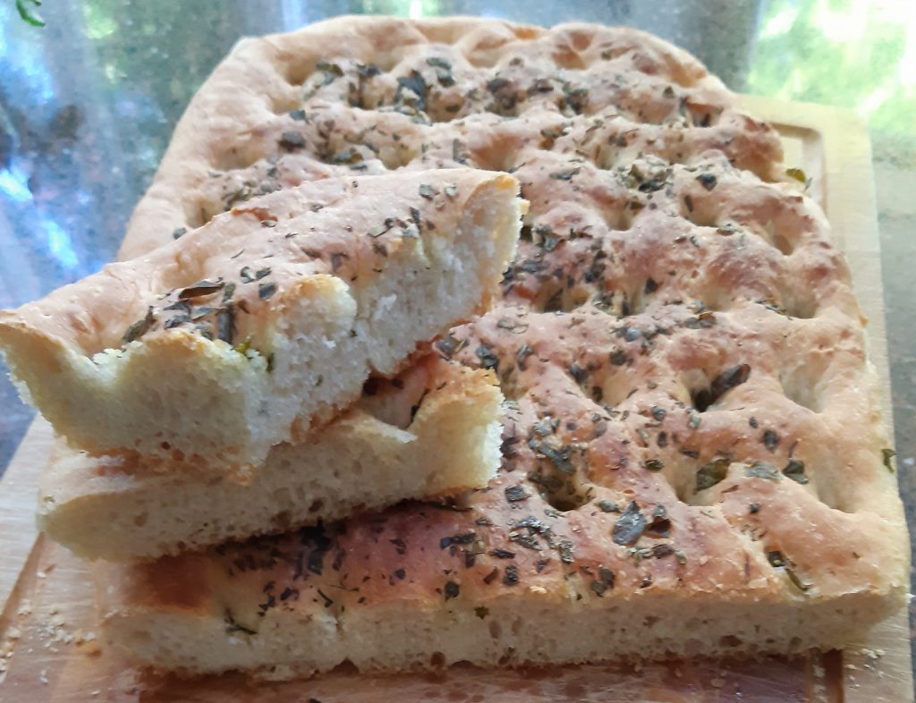 Focaccia met mediterrane kruiden; recept; recepten; brood; salie; tijm; rozemarijn; oregano; Italiaans; mediterraan