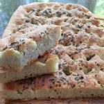 Focaccia met mediterrane kruiden; recept; recepten; brood; salie; tijm; rozemarijn; oregano; Italiaans; mediterraan