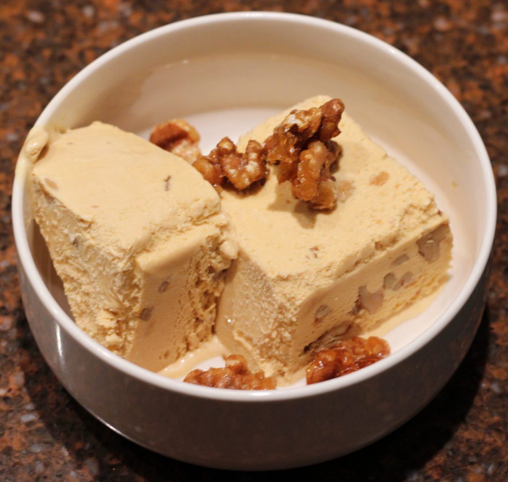Dulche de leche ijs met gekarameliseerde walnoten; recept; recepten; nagerecht; nagerechten; toetje; dessert; ijs; walnoot; walnoten; gecondenseerde melk; ahornsiroop;