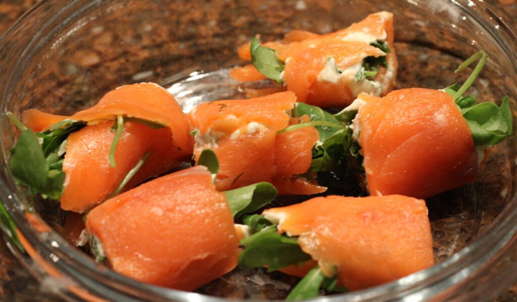 Gerookte zalmrolletjes met kruidenroomkaas; recept; recepten; hapje; amuse; gerookte zalm; vis; kruidenkaas; roomkaas; rucola